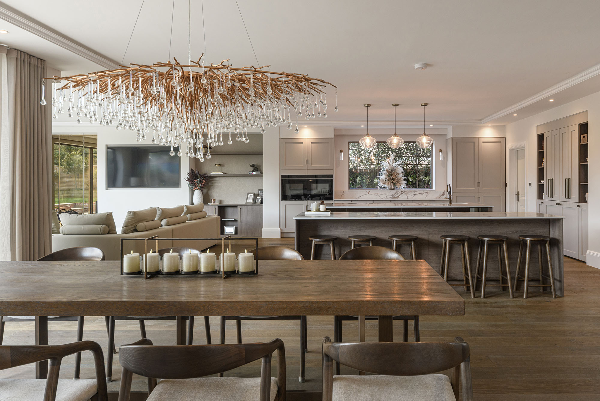 Interior design features of a open-plan kitchen and dining area